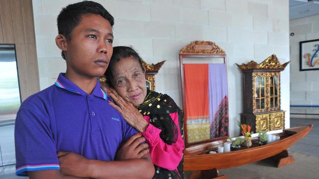 Kisah cinta Nenek Rohaya (77) dan Selamet Riyadi (22) kini harus terpisah oleh maut. Rohaya meninggal dunia pada Rabu (6/9).