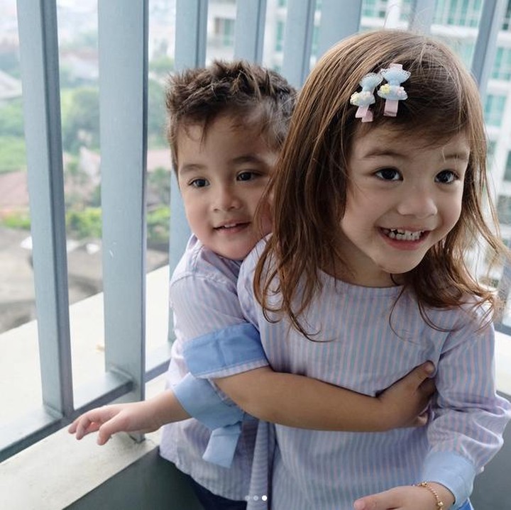 Gantian, sekarang adik Zac yang memeluk kakak Zoe. (Foto: instagram/@twinszfrizzy)