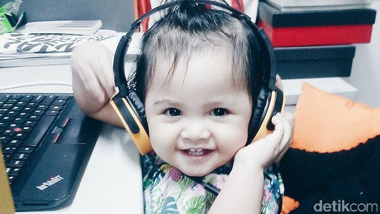 Duh, puyeng ya kalau pengasuh nggak balik usai libur Lebaran. Si Kecil pun 'terpaksa' dibawa ke kantor.