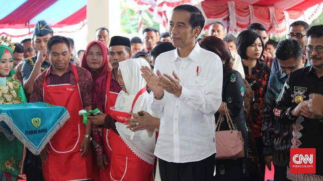 Presiden Joko Widodo mengatakan, berbagai terobosan harus berani dilakukan untuk mengimbangi tingginya tuntutan masyarakat terhadap pelayanan pemerintah.