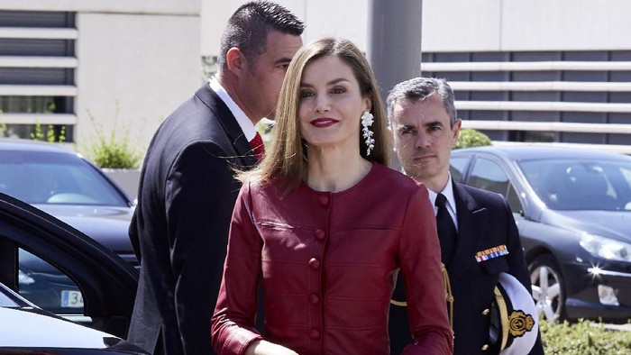 Dari Jurnalis Kini Jadi Ratu Spanyol! Simak Gaya Stylish dari Ratu Letizia yang Juga Gemar Memakai Gaun dari Zara Dari Jurnalis Kini Jadi Ratu Spanyol! Simak Gaya Stylish dari Ratu Letizia yang Juga Gemar Memakai Gaun dari Zara