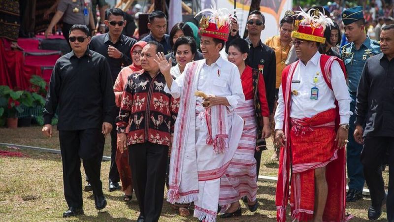 Presiden Joko Widodo (Jokowi) hadir dalam Festival Tenun Ikat di Lapangan Galatama, Sumba Barat Daya, Nusa Tenggara Timur (NTT).