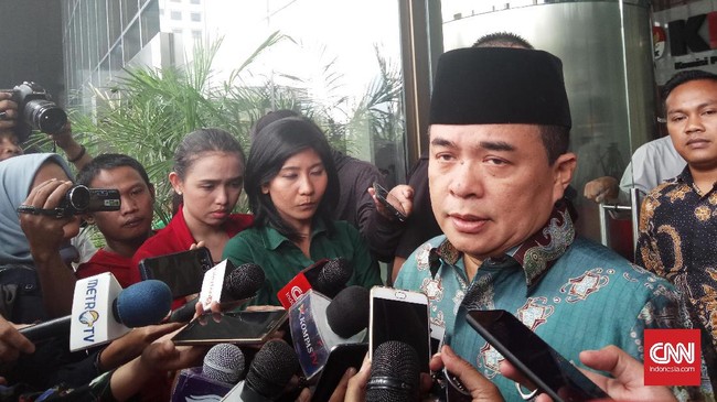 Ade Komarudin bantah fakta pengadilan yang menyebutnya terima uang Rp1 miliar dari mantan Dirjen Dukcapil dalam kasus dugaan korupsi e-KTP.