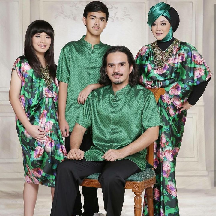 <p>Dari pernikahannya dengan Teddy Syah, Rina Gunawan dikaruniai dua orang anak bernama Aqshal Ilham Syafatullah dan Karnisya Rahmasyach. (Foto: Instagram @rinagunawan28)</p>