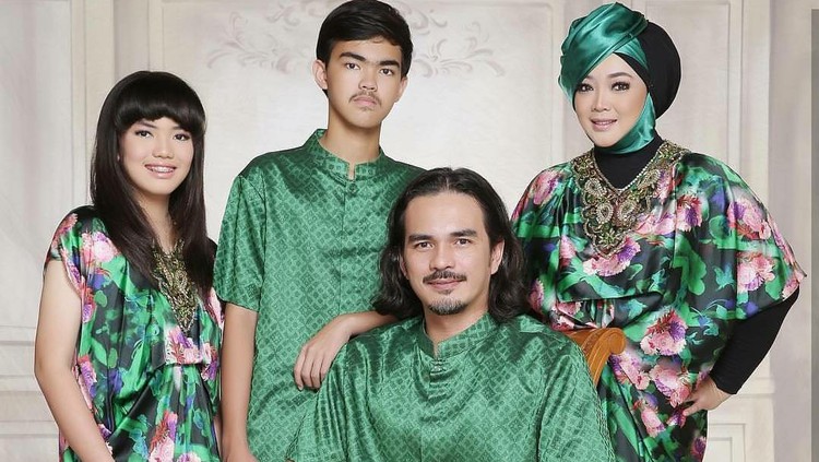 Rina gunawan dan keluarganya Rina gunawan tampak langsing dengan diet ketofastosis