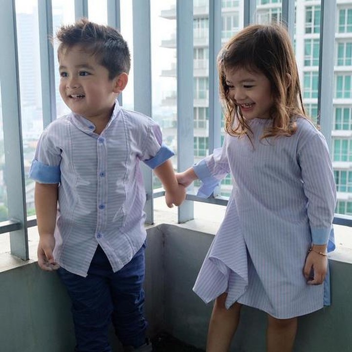 Meski tak saling memandang, tangan tetap berpegangan erat. Cute! (Foto: instagram/@twinszfrizzy)