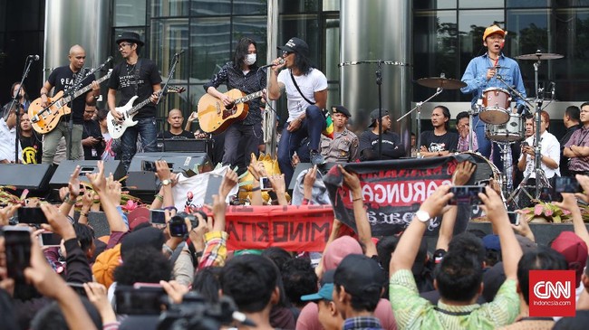 Bimbim melontarkan 'ancaman' bahwa Slank akan menggelar konser di DPR andai pansus angket atas KPK terus berjalan di lembaga legislatif.