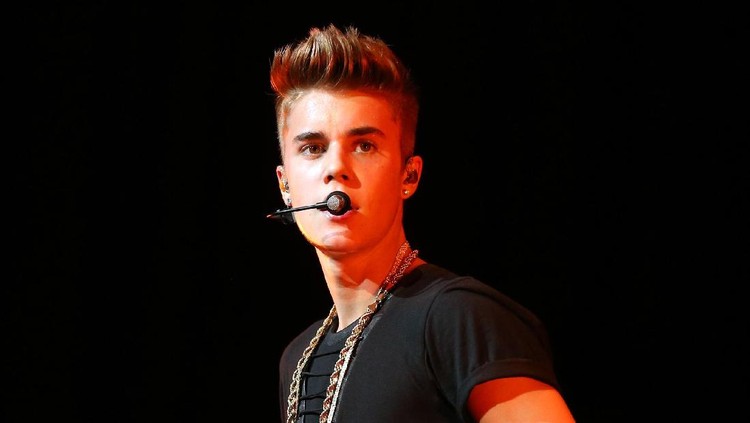 Meski belakagan kedekatannya dengan sang ibu jarang terekspos media, Justin Bieber adalah sosok anak yang sangat cinta dan menghargai ibunya.
