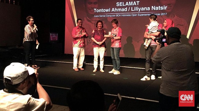 Liliyana Natsir memberikan kejutan kepada sang ibu, Olly Maramis yang tepat berusia 60 tahun pada Kamis