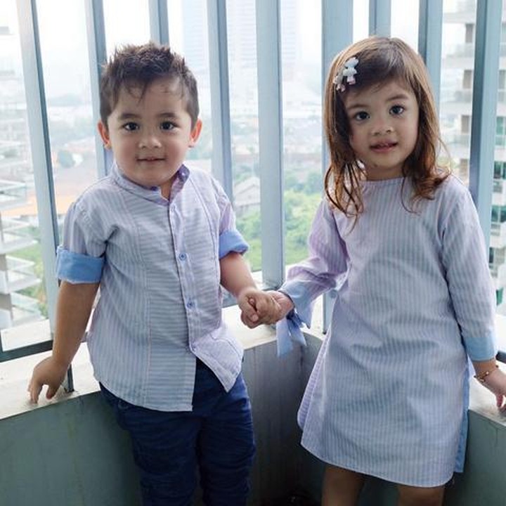 Indahnya kebersamaan antara si kembar Zoe dan Zac. (Foto: instagram/@twinszfrizzy)
