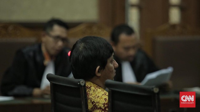 Politikus Golkar Fahd el Fouz menyatakan menerima keputusan tersebut dan tidak akan mengajukan banding. Vonis ini lebih ringan dari tuntutan jaksa.
