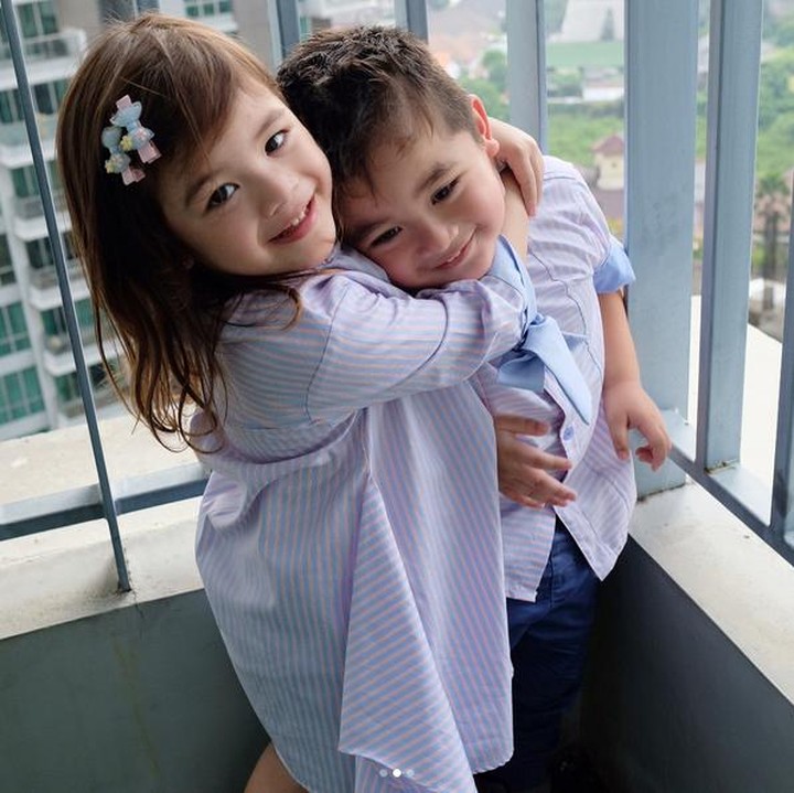 <div>Kakak Zoe sayang banget ya sama adik Zac. (Foto: instagram/@twinszfrizzy)</div><div> </div>