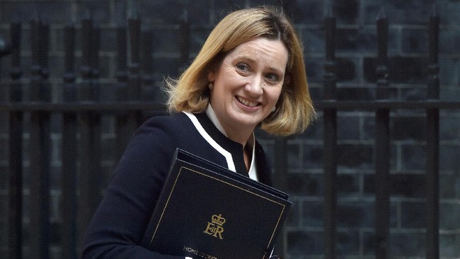 Mendagri Amber Rudd mengatakan sumber paling signifikan pendanaan organisasi ekstremis di Inggris berasal dari sumbangan kecil bersifat anonim dari masyarakat.