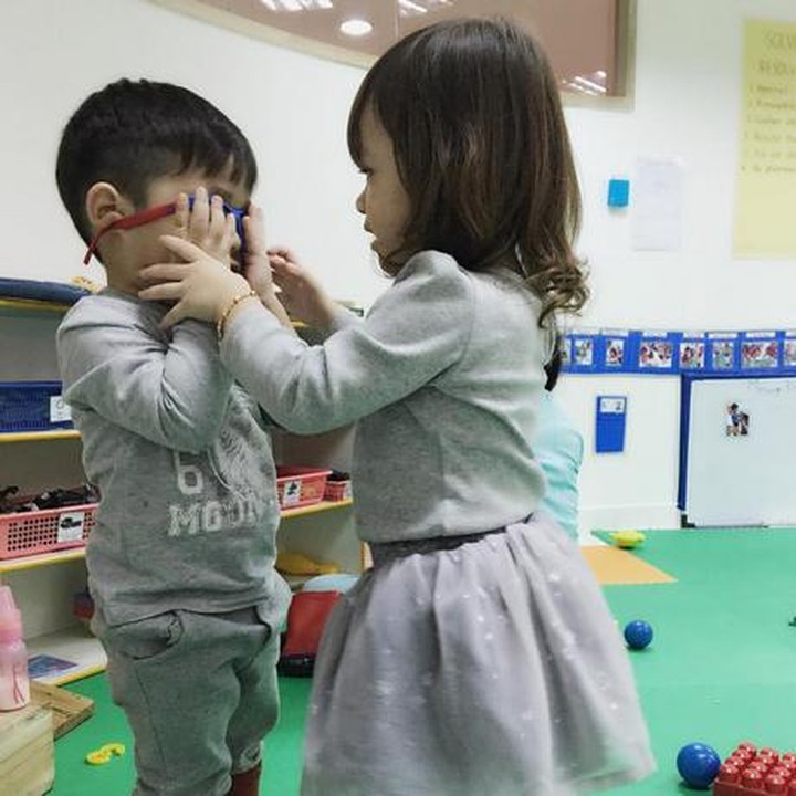Adik Zac kenapa ya Kakak Zoe? Cup cup! (Foto: instagram/@twinszfrizzy)