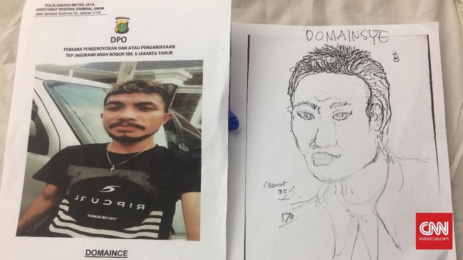 Polisi menyebarkan foto dan sketsa wajah penusuk pakar telematika ITB Hermansyah yang masih buron meski empat rekannya telah ditangkap.
