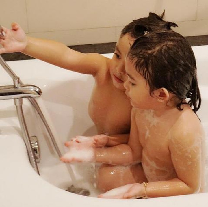 Pas mandi aja mereka kompak lho Bun. (Foto: instagram/@twinszfrizzy)