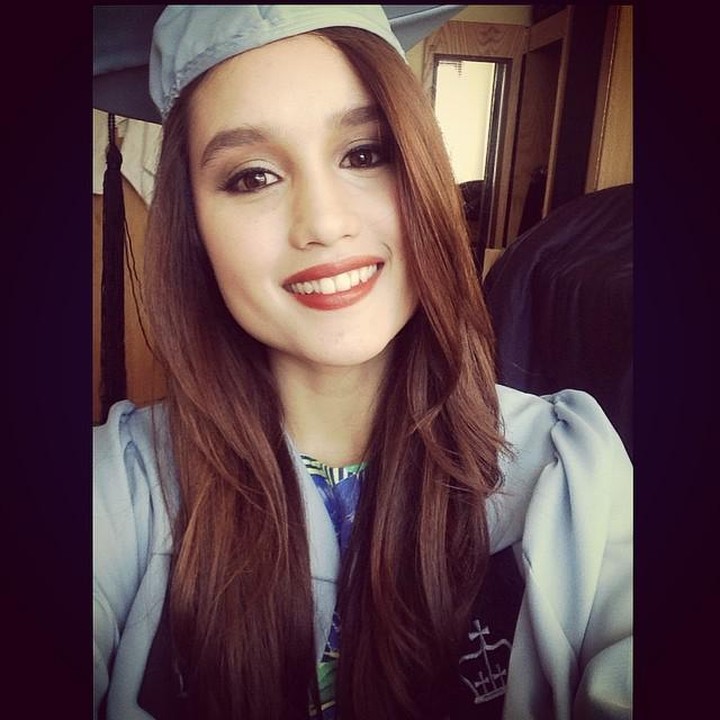 <p>Artis lain yang juga lulus dengan predikat membanggakan adalah Cinta Laura. Perempuan 32 tahun ini berhasil meraih dua gelar sarjana dengan predikat Cum Laude dari Columbia University. Setelah lulus, Cinta kembali ke dunia akting dan dikenal cukup vokal menyuarakan isu sosial dan lingkungan. (Foto: Instagram @claurakiehl)</p>