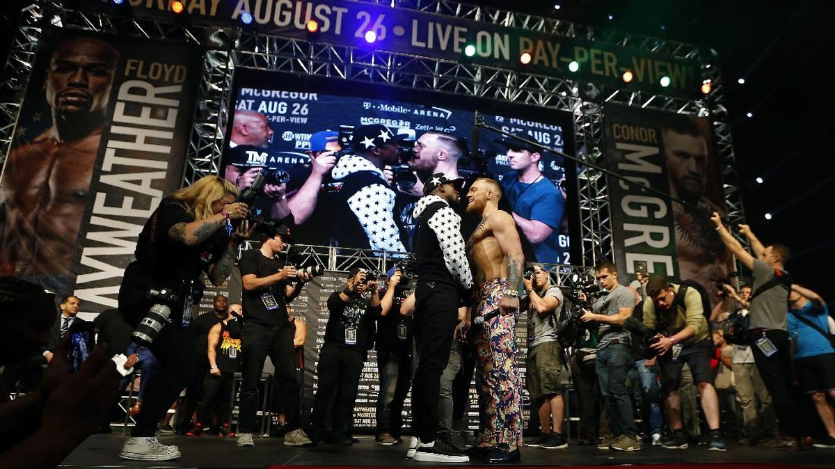 FOTO: Aksi Buang Uang Mayweather ke Wajah McGregor