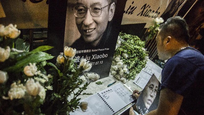 Dunia mengecam China karena bersikukuh tetap menahan pemenang Nobel Liu Xiaobo dan tidak memberinya izin berobat di luar negeri, hingga akhir hayat.