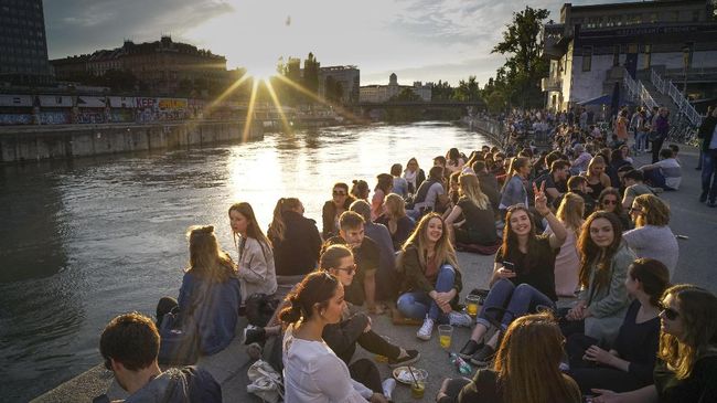 Kampanye 'Unhashtag Vienna' mengajak turis mengurangi kegiatan berfoto demi menikmati pengalaman wisata yang hakiki.