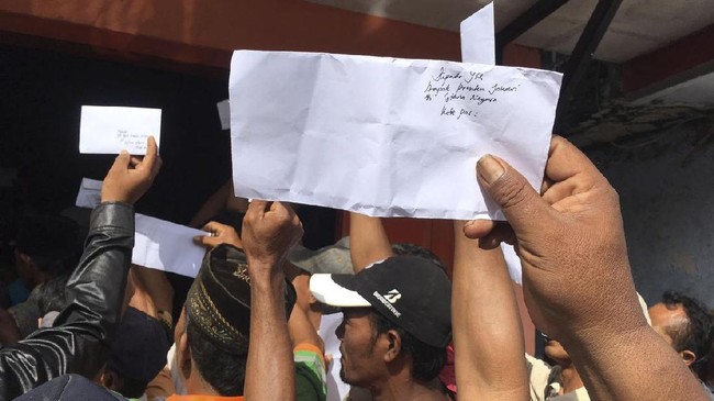 Ratusan nelayan Pulau Masalembu kirim surat cap jempol darah untuk mendukung Menteri KKP Susi Pudjiastuti soal cantrang. Surat itu ditujukan ke Presiden Jokowi.