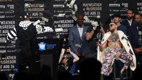 FOTO: Aksi Buang Uang Mayweather ke Wajah McGregor