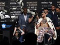 FOTO: Aksi Buang Uang Mayweather ke Wajah McGregor