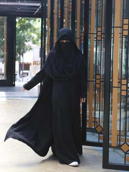 Foto: OOTD Ala Diana Nurliana yang Populer dengan Niqab Foto: OOTD Ala Diana Nurliana yang Populer dengan Niqab