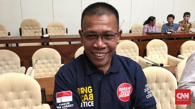 Kostum itu bertuliskan sejumlah slogan, termasuk slogan KPK dahulu, 'Berani Jujur Hebat'. Masinton Pasaribu menyebut slogan itu bertujuan menyindir KPK.