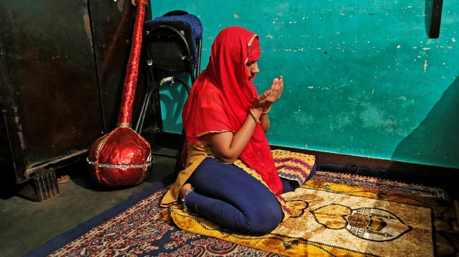 Seorang perempuan muslim di India dibanjiri ancaman pembunuhan setelah dia menjadi imam pada pelaksanaan salat Jumat pekan lalu.