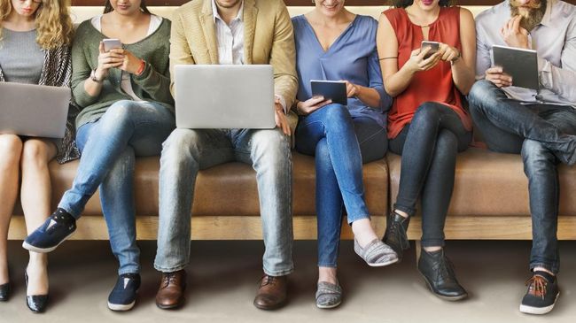 Phubbing, kebiasaan sibuk berkomunikasi dengan orang lain di gadget padahal ada lawan bicara di depan mata, menjadi fenomena sosial yang memprihatinkan.