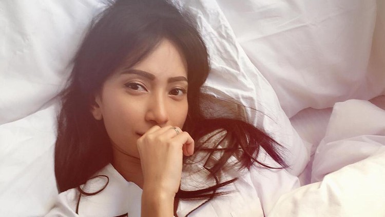 Sebagai istri dan ibu, Artika Sri Devi juga pernah stres nih, Bun. Nah, melukis dijadikan Mantan Puteri Indonesia ini sebagai cara mengusir stres.