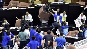 Kericuhan di Parlemen Taiwan, Oposisi Tumpahkan Jeroan Babi
