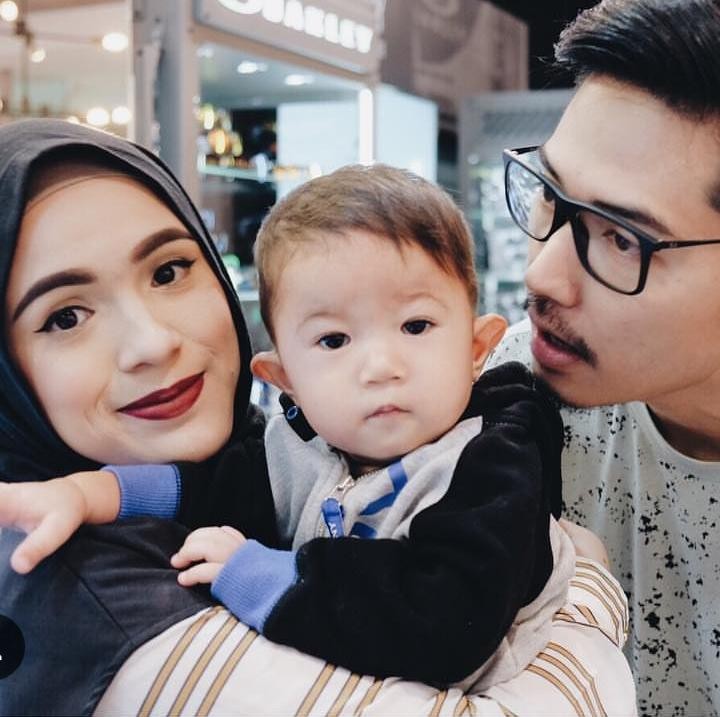 Giliran ibu dan anak sadar kamera, ayahnya malah nggak. (Foto: Instagram @missnyctagina)