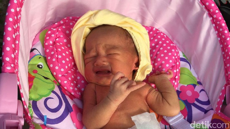 Menepuk perut bayi baru lahir, kok bunyi 'bung-bung'. Waduh, apa si kecil kembung ya?