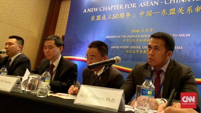 Indonesia bersama ASEAN terus mendorong China berkomitmen dalam negosiasi pelaksanaan Code of Conduct (CoC) terkait sengketa Laut China Selatan.