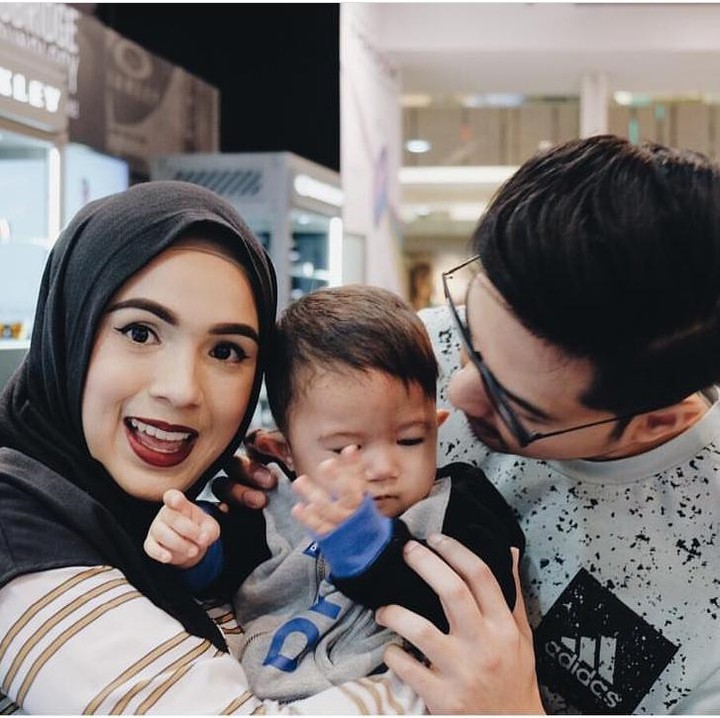 Kalau ini, cuma ibunya yang sadar kamera. (Foto: Instagram @missnyctagina)