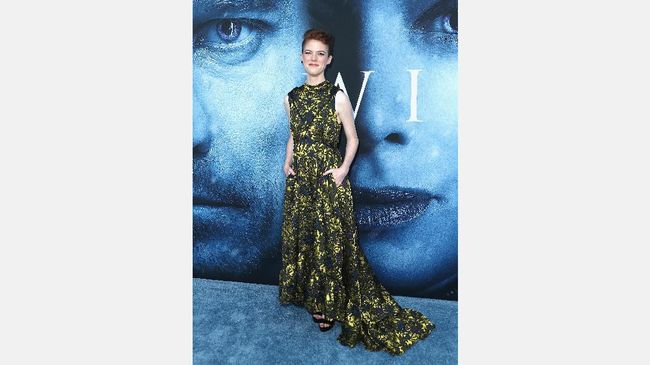Menikah dengan pasangannya Kit Harington aka Jon Snow dari seri 'Game of Thrones', Rose Leslie mengenakan gaun pengantin vintage dari koleksi Elie Saab.