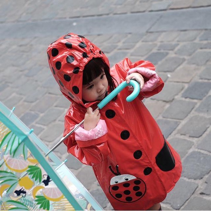 <span style="color: #222222; font-family: arial, sans-serif; font-size: 12.8px;">Muka si gadis 'ladybug' kecil ini sudah kelihatan lumayan jelas dari samping atas. Hayo tebak siapa dia? (Foto: Instagram @gisel_la)</span>