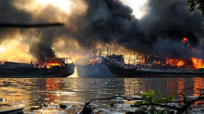 Konflik nelayan Papua dan non-Papua di Pelabuhan Paumako memakan korban tewas seorang nelayan yang terkena peluru aparat yang mencoba melerai.
