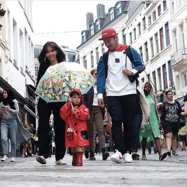 <div style="color: rgb(34, 34, 34); font-family: arial, sans-serif; font-size: 12.8px;">Gempi lagi jalan bareng sama ayah dan Bundanya. Kompak banget keluarga yang satu ini ya, Bun. (Foto: Instagram @gisel_la)</div>