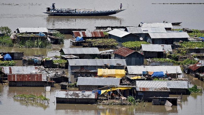 Hujan lebat selama dua pekan di wilayah timur laut India mengakibatkan banjir dan longsor, menewaskan setidaknya 83 orang. 