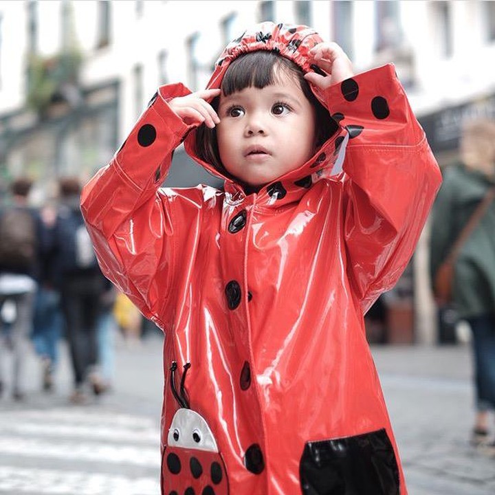 <div style="color: #222222; font-family: arial, sans-serif; font-size: 12.8px;">Yap! Gadis yang bergaya ladybug kecil ini adalah Gempi, anak dari Gading Marten dan Gisel. Ini adalah pose Gempi saat berlibur bersama keluarganya. (Foto: Instagram @gisel_la)</div><div> </div>