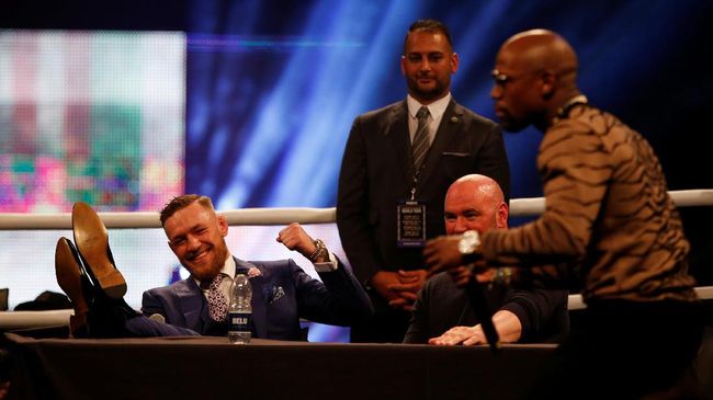 'McGregor Harus Sakiti Mayweather Jr.' Dana White menegaskan Conor McGregor harus bisa mencari peluang untuk menyakiti Floyd Mayweather Jr. bila ingin mengalahkan lawannya itu.