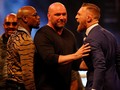 McGregor Pegang Kepala Mayweather di London