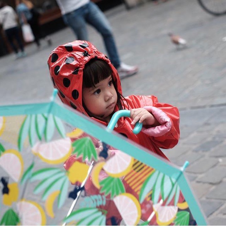 <span style="color: #222222; font-family: arial, sans-serif; font-size: 12.8px;">Wah! Wajah anak kecil yang bergaya ala ladybug sudah kelihatan jelas. Ada yang masih belum tahu siapa dia? (Foto: Instagram @gisel_la)</span>