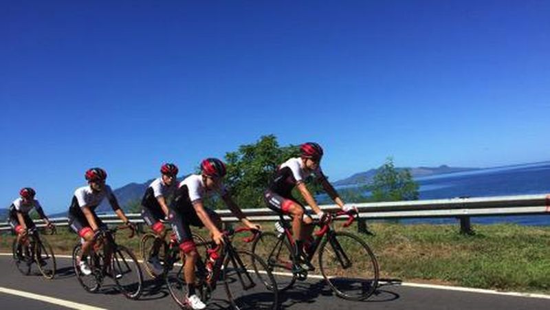 Start Tour de Flores (TdF) 2017 di Larantuka, Flores Timur berlangsung seru, persaingan sengit sudah terjadi sejak kayuhan sepeda pertama.