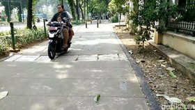 Djarot akan Tindak Tegas Pengendara Motor di Trotoar