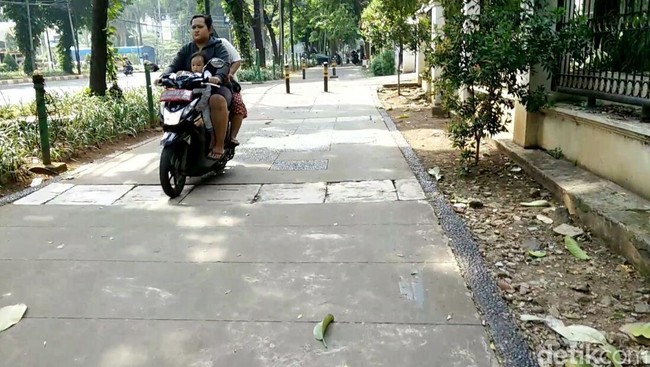 Gubernur DKI Jakarta Djarot berjanji akan menindak tegas pengendara motor di atas trotoar yang menolak untuk menghentikan tindakan mereka.