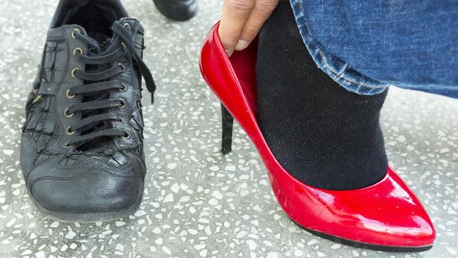 Demi beasiswa dan penggalangan dana, seorang pria mendaki gunung tertinggi di Inggris menggunakan sepatu high heels setinggi 12 cm.
